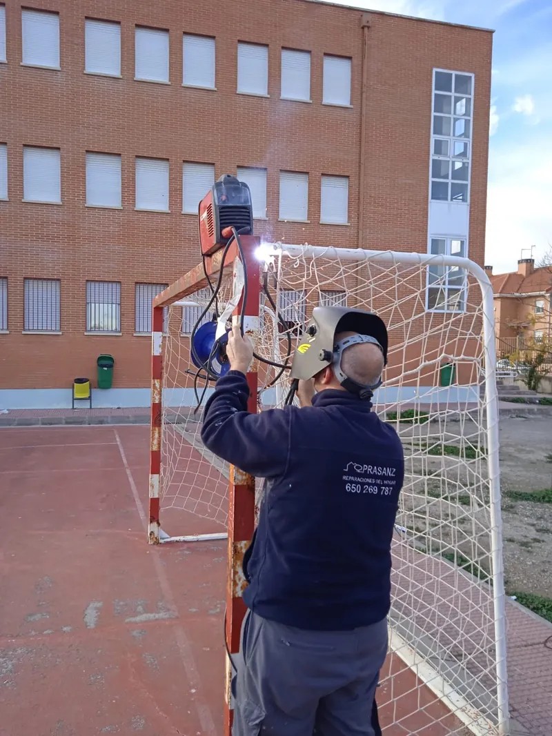 Técnico en escalera en un colegio