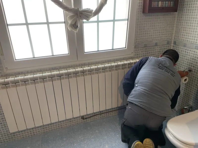 Trabajo de fontanería en baño