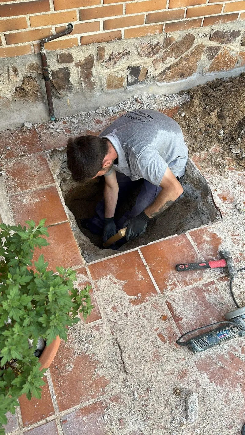 Técnico buscando una fuga en el suelo