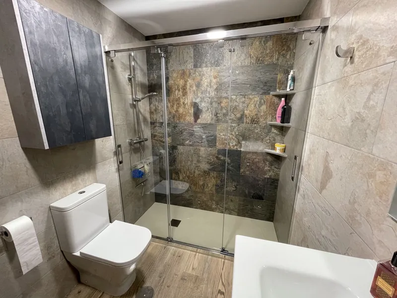 Ducha con revestimiento de pizarra